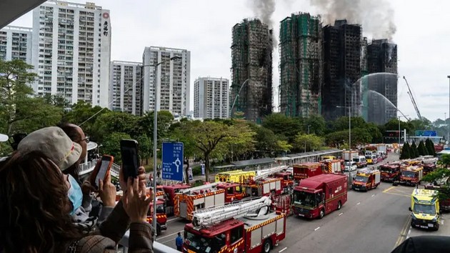 tragedija-vo-hongkong-izgore-ogromen-stanben-kompleks-55-zaginati-nad-200-ischeznati-foto-video-02.jpg