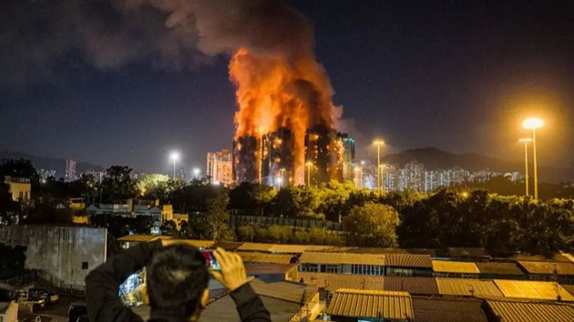 tragedija-vo-hongkong-izgore-ogromen-stanben-kompleks-55-zaginati-nad-200-ischeznati-foto-video-04.jpg