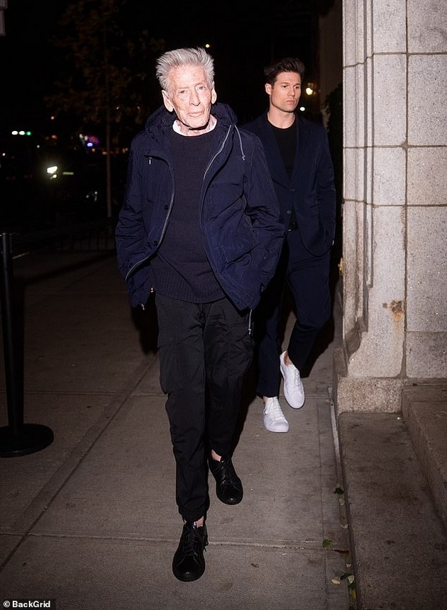 viralno-video-kelvin-klajn-83-zbunet-edvaj-se-kachuva-po-skali-negoviot-36-godishen-dechko-ladnokrvno-go-gleda-03.jpg