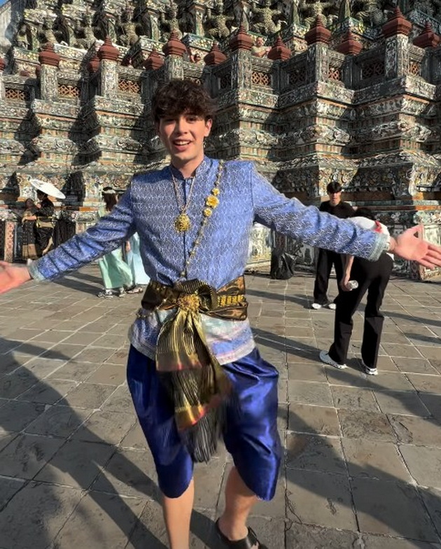 aleksandar-dinev-i-evche-na-tajland-ja-hrani-so-oktopod-nosat-tradicionalna-nosija-se-baknuvaat-zaljubeno-21.jpg