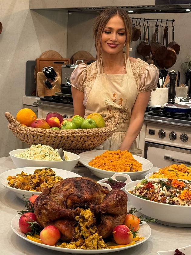 djej-lo-se-pofali-deka-e-domakjinka-gotvi-za-denot-na-blagodarnosta-so-chepkalka-proveruva-dali-e-pechena-tortata-08.jpg