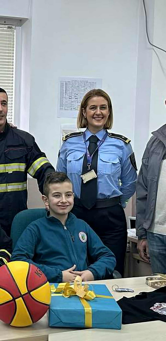 irina-kamiloska-izraduva-momche-so-autizam-koe-ne-beshe-pokaneto-na-rodenden-mu-donese-pilot-pozharnikari-i-policajci-na-uchilishte-05.jpg