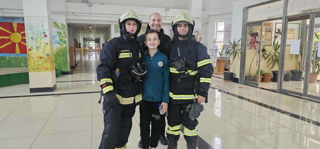irina-kamiloska-izraduva-momche-so-autizam-koe-ne-beshe-pokaneto-na-rodenden-mu-donese-pilot-pozharnikari-i-policajci-na-uchilishte-06.jpg