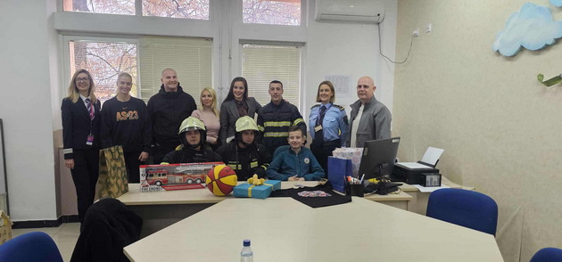 irina-kamiloska-izraduva-momche-so-autizam-koe-ne-beshe-pokaneto-na-rodenden-mu-donese-pilot-pozharnikari-i-policajci-na-uchilishte-07.jpg