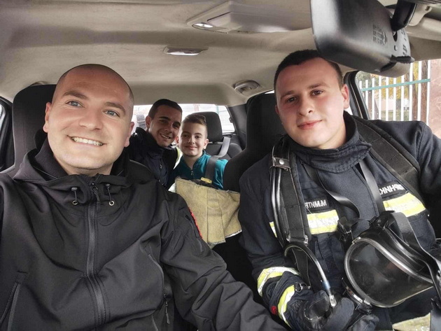 irina-kamiloska-izraduva-momche-so-autizam-koe-ne-beshe-pokaneto-na-rodenden-mu-donese-pilot-pozharnikari-i-policajci-na-uchilishte-08.jpg