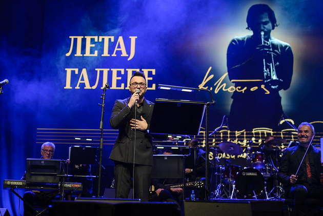magija-od-hitovi-i-emocii-na-koncertot-za-maestro-kire-kostov-kjerkata-gi-ana-peeshe-negovite-refreni-dragan-mijalkovski-ja-krena-publikata-na-noze-16.jpg