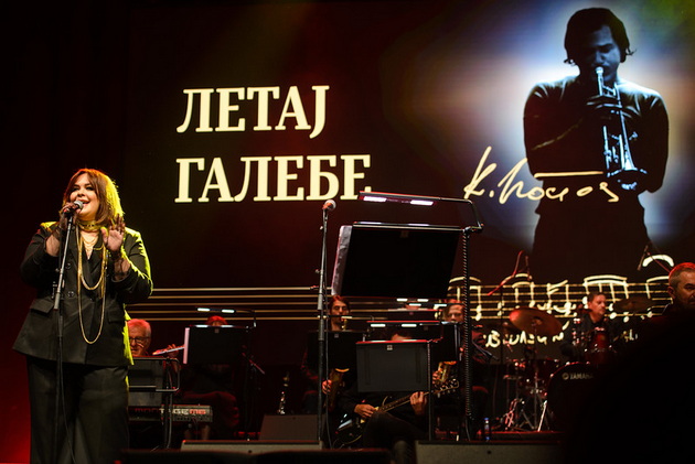 magija-od-hitovi-i-emocii-na-koncertot-za-maestro-kire-kostov-kjerkata-gi-ana-peeshe-negovite-refreni-dragan-mijalkovski-ja-krena-publikata-na-noze-23.jpg