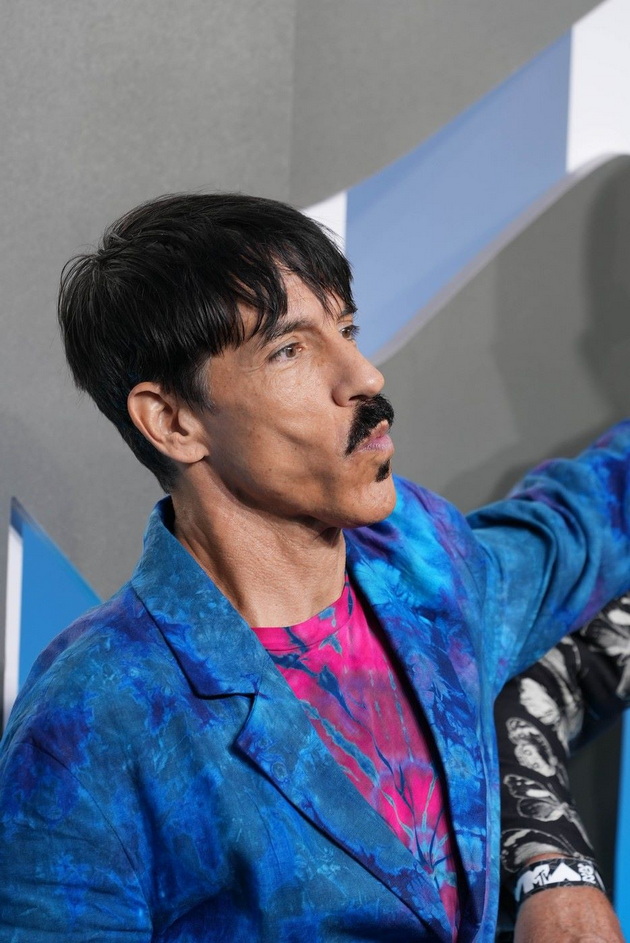na-12-godini-izgubil-nevinost-so-devojkata-na-tatko-mu-dodeka-toj-gi-snimal-skandalozniot-zhivot-na-pejachot-na-red-hot-chili-peppers-02.jpg