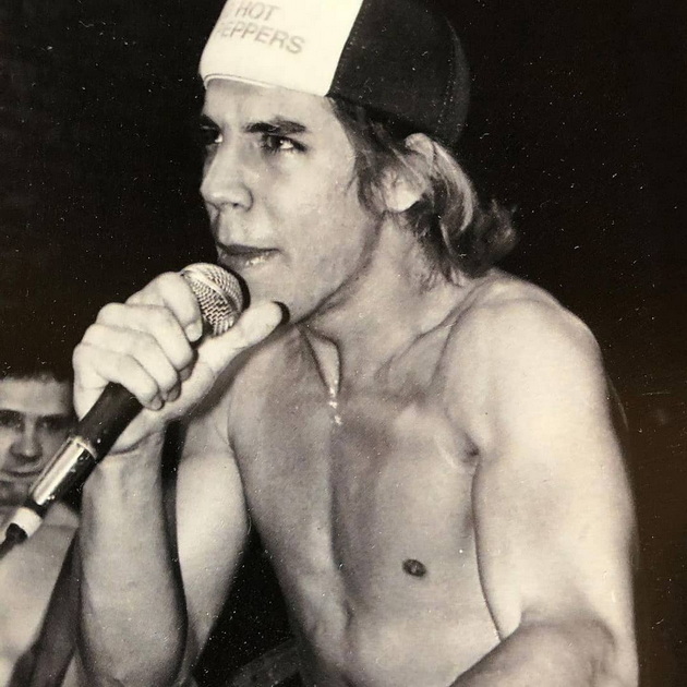 na-12-godini-izgubil-nevinost-so-devojkata-na-tatko-mu-dodeka-toj-gi-snimal-skandalozniot-zhivot-na-pejachot-na-red-hot-chili-peppers-04.jpg