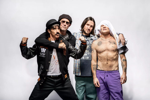 na-12-godini-izgubil-nevinost-so-devojkata-na-tatko-mu-dodeka-toj-gi-snimal-skandalozniot-zhivot-na-pejachot-na-red-hot-chili-peppers-10.jpg