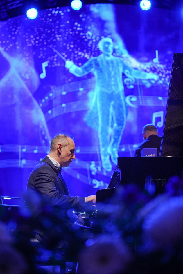 nlb-banka-go-odbelezha-40-godishniot-jubilej-so-gala-koncert-nokj-na-muzichko-sovrshenstvo-i-posvetenost-kon-iznorednost-i-zaednicata-02.jpg
