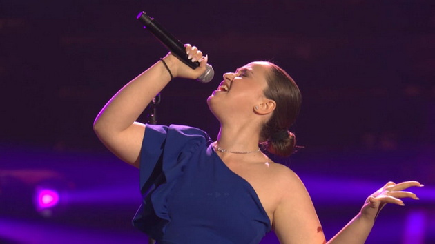 tina-ruseva-pak-rasturi-na-the-voice-no-ne-pomina-vo-sledniot-krug-britanski-pejach-klekna-na-koleno-i-i-se-pokloni-video-04.jpg