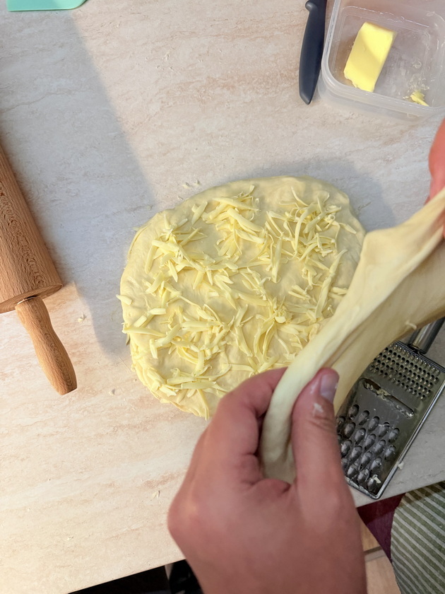 vo-kujna-so-marjan-od-skopje-domashni-lisnati-kiflichki-po-recept-na-negovata-majka-04.jpg