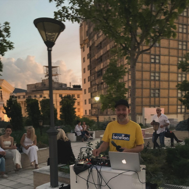 zoki-bejbe-za-svoeto-skopje-od-muzej-na-sovremena-umetnost-se-gleda-najubavoto-zajdisonce-gradskiot-park-e-mojot-dvor-02_copy.jpg