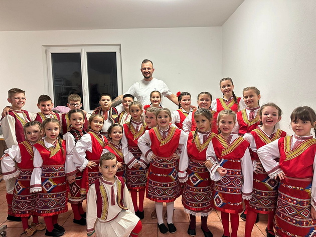 da-ja-sochuvame-tradicijata-mladi-makedonski-iselenici-vo-avstrija-go-pretstavuvaat-makedonskiot-folklor-i-nadvor-od-nashata-drzhava-02.jpg