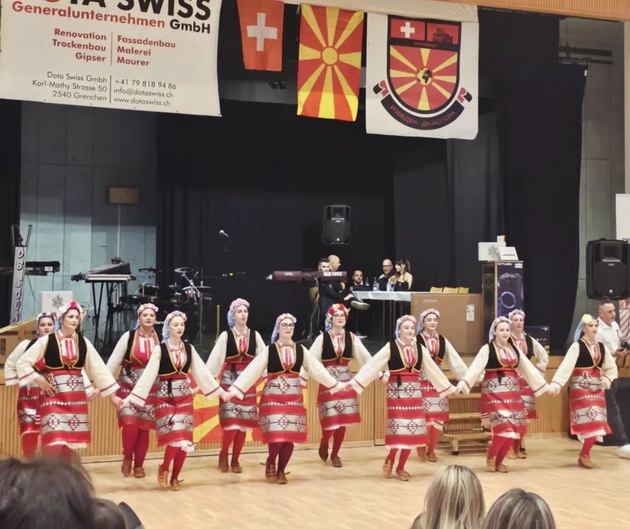 da-ja-sochuvame-tradicijata-mladi-makedonski-iselenici-vo-avstrija-go-pretstavuvaat-makedonskiot-folklor-i-nadvor-od-nashata-drzhava-04.jpg