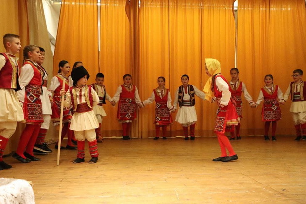 da-ja-sochuvame-tradicijata-mladi-makedonski-iselenici-vo-avstrija-go-pretstavuvaat-makedonskiot-folklor-i-nadvor-od-nashata-drzhava-06.jpg