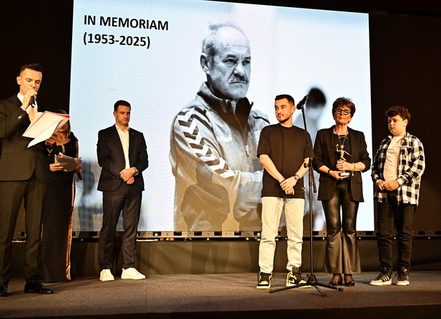 rfm-gi-izbra-najdobrite-vo-makedonija-kuzmanovski-i-damjanoska-se-laureati-posthumno-priznanie-za-temelkovski-02.jpg