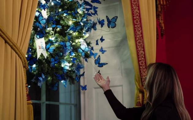 doma-e-kade-shto-e-srceto-melanija-tramp-prvpat-vnese-toplina-vo-bozhikjnite-dekoracii-na-belata-kukja-foto-video-13.jpg
