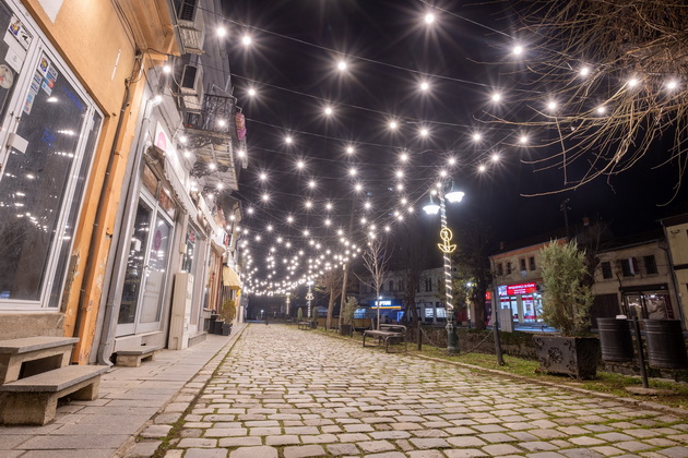 i-bitola-blesna-vo-praznichna-atmosfera-lokalcite-i-turistite-uzhivaat-vo-zimskata-prikazna-foto-04.jpg