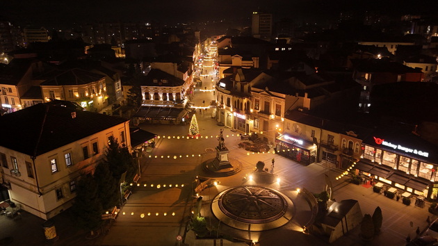 i-bitola-blesna-vo-praznichna-atmosfera-lokalcite-i-turistite-uzhivaat-vo-zimskata-prikazna-foto-05.jpg