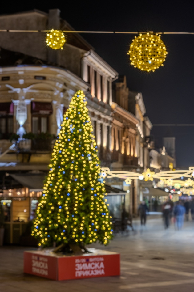 i-bitola-blesna-vo-praznichna-atmosfera-lokalcite-i-turistite-uzhivaat-vo-zimskata-prikazna-foto-08.jpg
