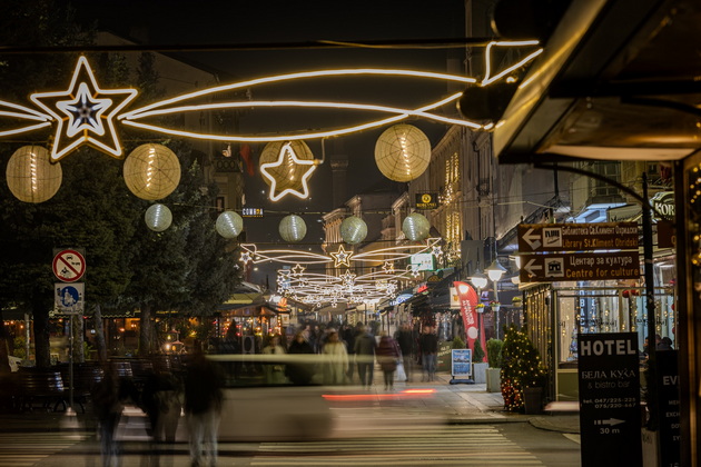 i-bitola-blesna-vo-praznichna-atmosfera-lokalcite-i-turistite-uzhivaat-vo-zimskata-prikazna-foto-09.jpg