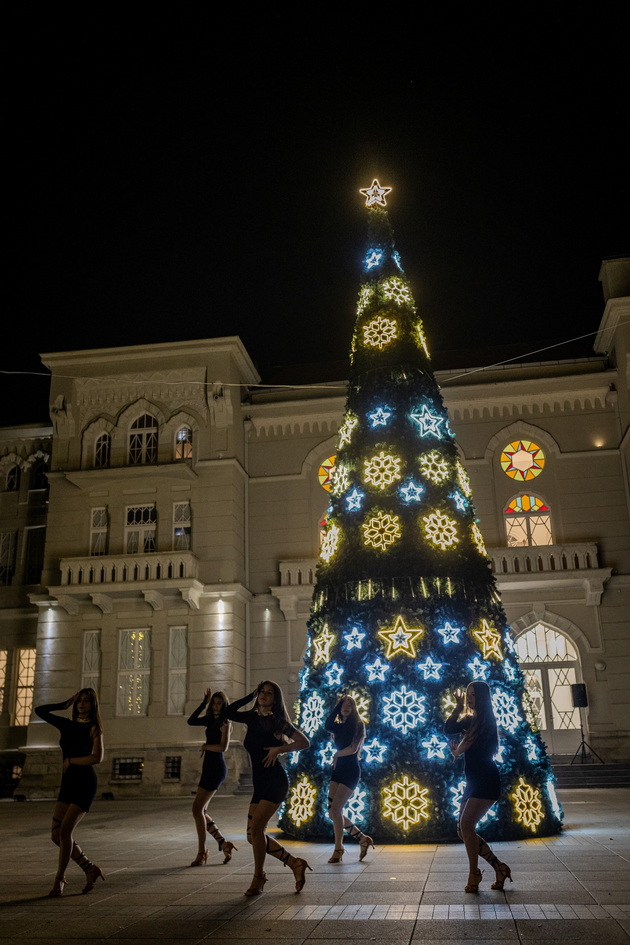 i-bitola-blesna-vo-praznichna-atmosfera-lokalcite-i-turistite-uzhivaat-vo-zimskata-prikazna-foto-10.jpg