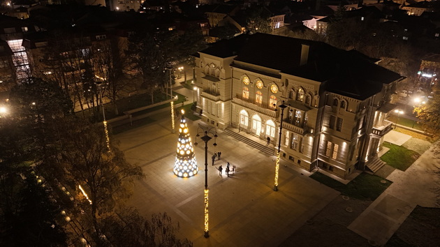 i-bitola-blesna-vo-praznichna-atmosfera-lokalcite-i-turistite-uzhivaat-vo-zimskata-prikazna-foto-11.jpg