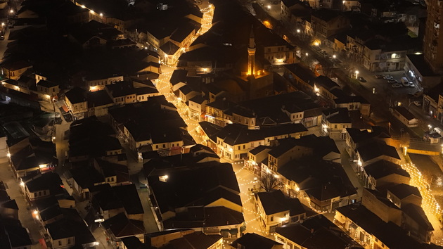 i-bitola-blesna-vo-praznichna-atmosfera-lokalcite-i-turistite-uzhivaat-vo-zimskata-prikazna-foto-13.jpg