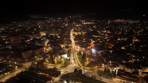 i-bitola-blesna-vo-praznichna-atmosfera-lokalcite-i-turistite-uzhivaat-vo-zimskata-prikazna-foto-15.jpg