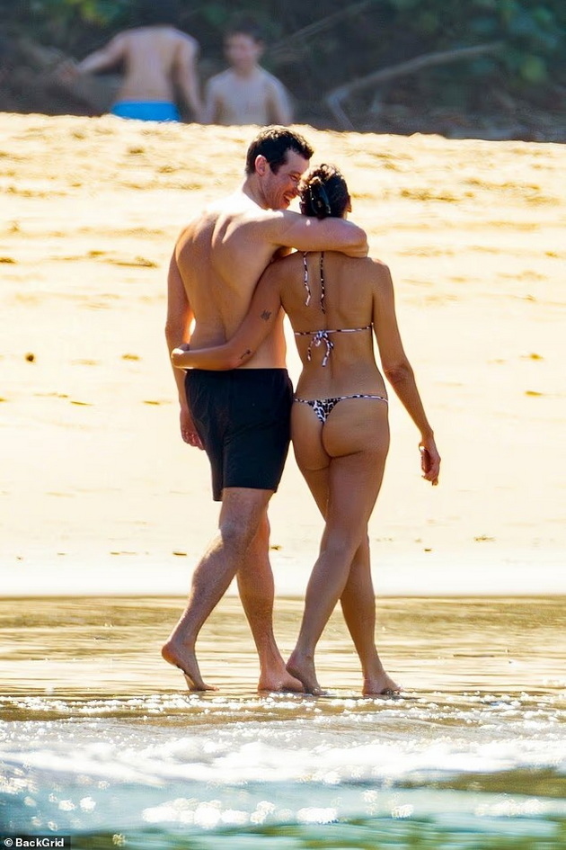 pozira-vo-tanga-bikini-verenikot-ja-machka-na-plazha-dua-lipa-go-pokazha-fit-teloto-vo-meksiko-foto-09.jpg