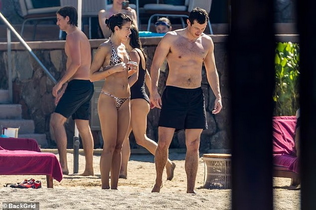 pozira-vo-tanga-bikini-verenikot-ja-machka-na-plazha-dua-lipa-go-pokazha-fit-teloto-vo-meksiko-foto-10.jpg