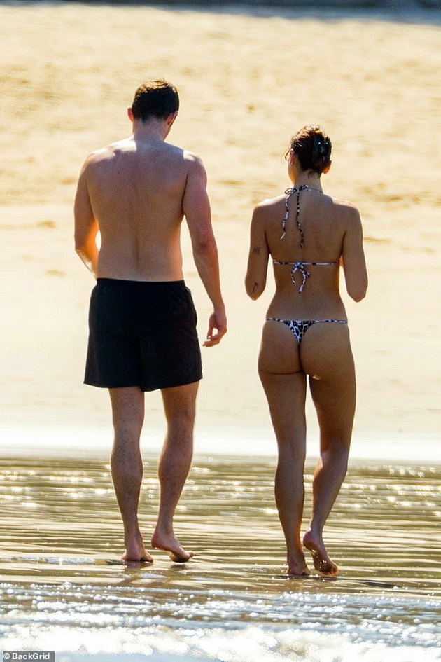 pozira-vo-tanga-bikini-verenikot-ja-machka-na-plazha-dua-lipa-go-pokazha-fit-teloto-vo-meksiko-foto-14.jpg
