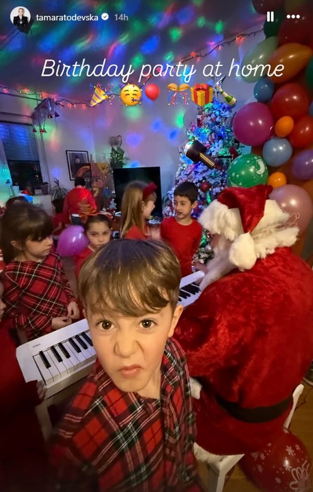 tamara-todevska-mu-napravi-rodendenska-zabava-na-sinot-doma-site-se-novogodishno-oblecheni-imaat-i-dedo-mraz-05.jpg