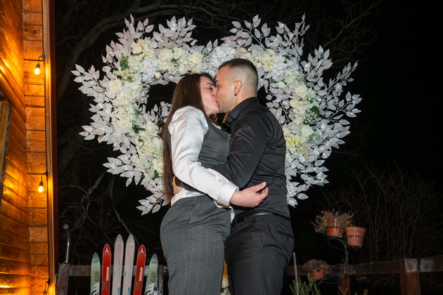 dechko-od-bitola-ja-snimal-sakanata-so-svrshenichkiot-prsten-zad-grb-so-denovi-pred-da-ja-zaprosi-foto-video-06.jpg