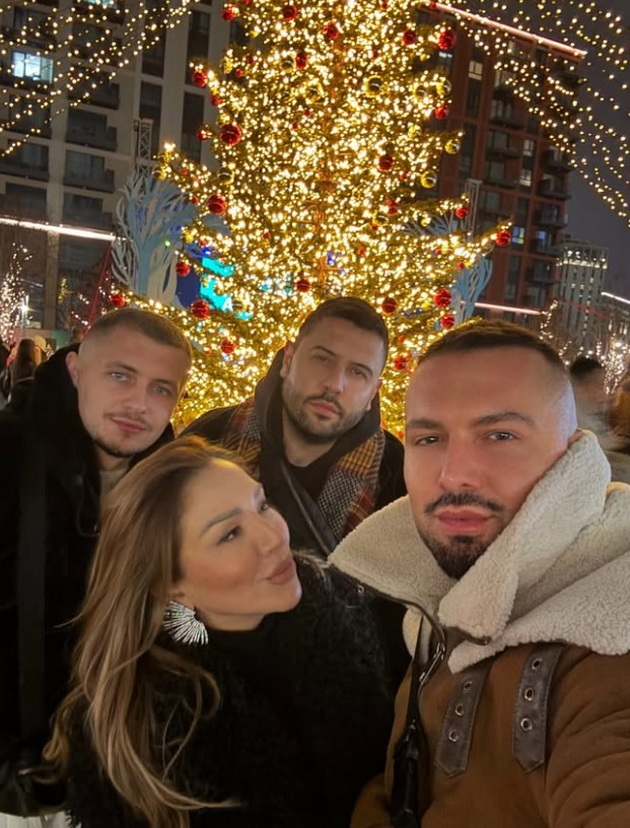 lila-filipovska-se-vrati-na-rabota-vo-hit-autfit-so-vlechki-po-patuvanjeto-so-drugarite-vo-belgrad-07.jpg