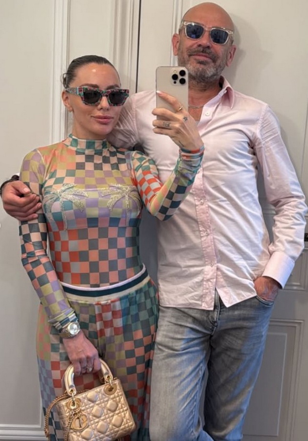 ljupka-mitrova-vo-atina-mu-go-proslavi-rodendenot-na-soprugot-so-tanga-i-zhartieri-a-objavi-i-kadri-od-doma-i-stari-toples-fotki-16.jpg