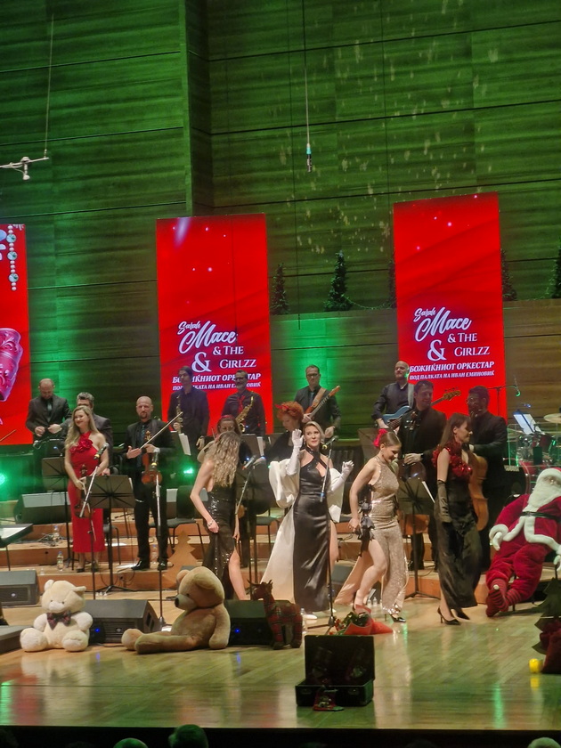 maestralen-nastan-so-mnogu-dusha-zoshto-me-trognaa-sara-mejs-i-devojkite-na-scenata-na-filharmonija-11.jpg
