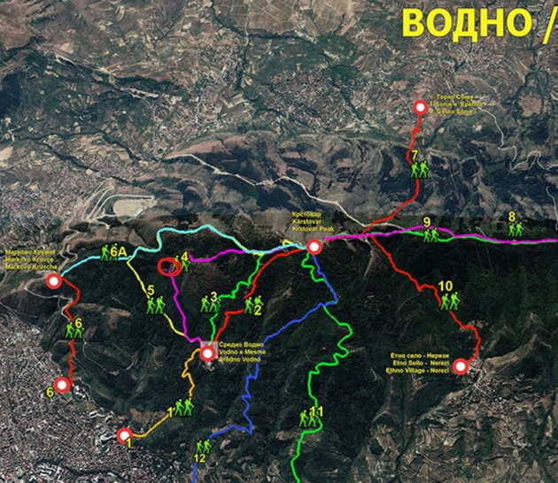 poteg-za-pozdrav-devojka-od-skopje-nakiti-novogodishna-elka-na-vodno-za-da-gi-raduva-sluchajnite-minuvachi-02.jpg