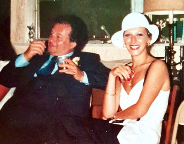 bev-vo-brak-so-mafijash-zhiveev-vo-raskosh-no-toj-si-doagjashe-doma-so-krv-na-chevlite-i-tela-vo-bagazhnikot-05.JPG