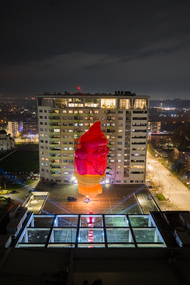 dedo-mraz-pristigna-so-balon-na-krovot-na-siti-mol-02.JPG
