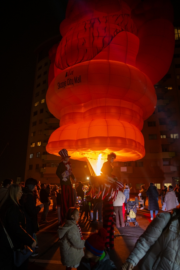 dedo-mraz-pristigna-so-balon-na-krovot-na-siti-mol-7_2.JPG