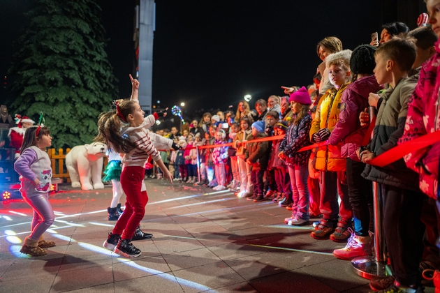 dedo-mraz-pristigna-so-balon-na-krovot-na-siti-mol-8.JPG