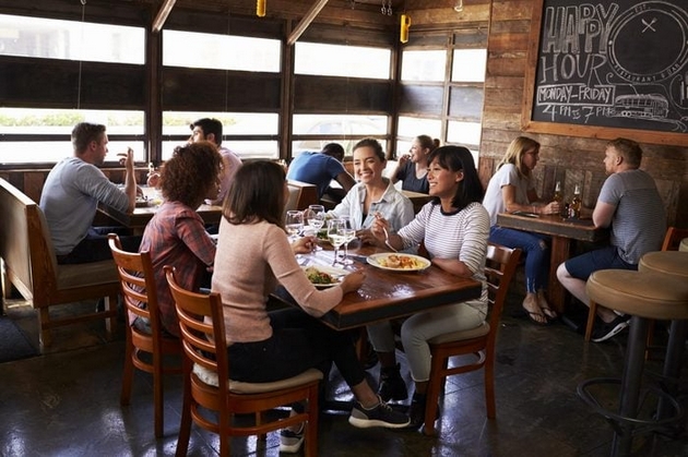 deset-raboti-shto-uchtivite-lugje-nikogash-ne-gi-pravat-vo-restoran-02.JPG