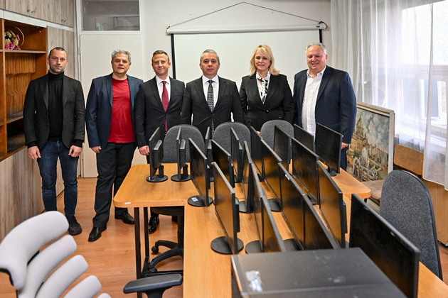 halkbank-so-donacija-na-kompjuterska-oprema-ja-zajaknuva-digitalnata-nastava-vo-ducor-partenija-zografski-01.JPG