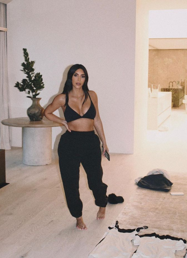kim-kardashijan-povtorno-kritikuvan-za-praznichnite-dekoracii-izgleda-kako-prodavnica-za-elki-02.jpg
