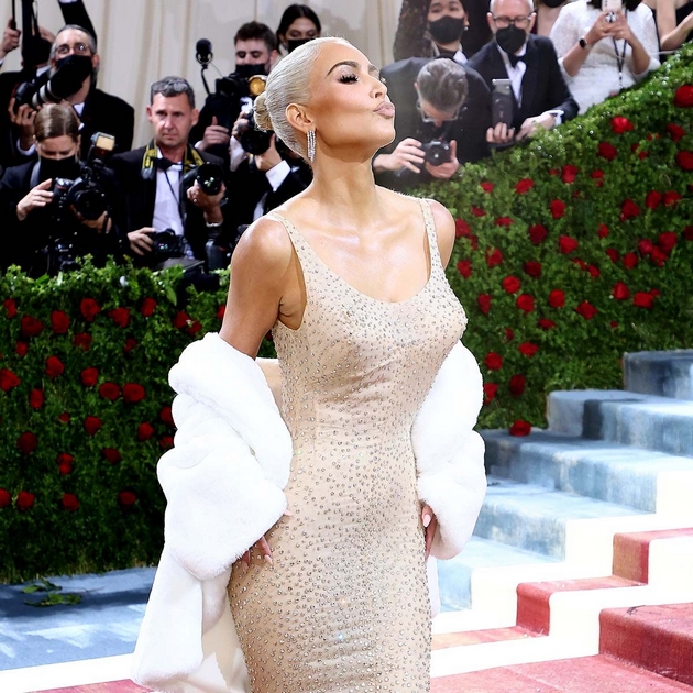 kim-kardashijan-zhali-za-fustanot-na-merilin-monro-naglo-oslabev-si-ja-unishtiv-kosata-za-samo-10-minuti-na-crveniot-07.JPG