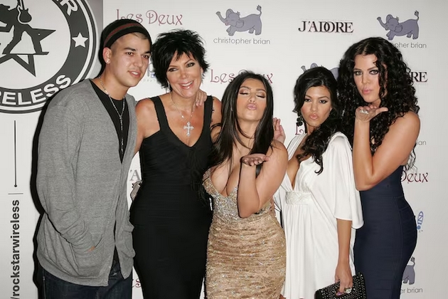 kloi-kardashijan-so-retka-izjava-za-nejzinata-makjea-se-vencha-so-tatko-mi-koga-beshe-na-smrtna-postela-go-iskoristi-za-pari-03.JPG