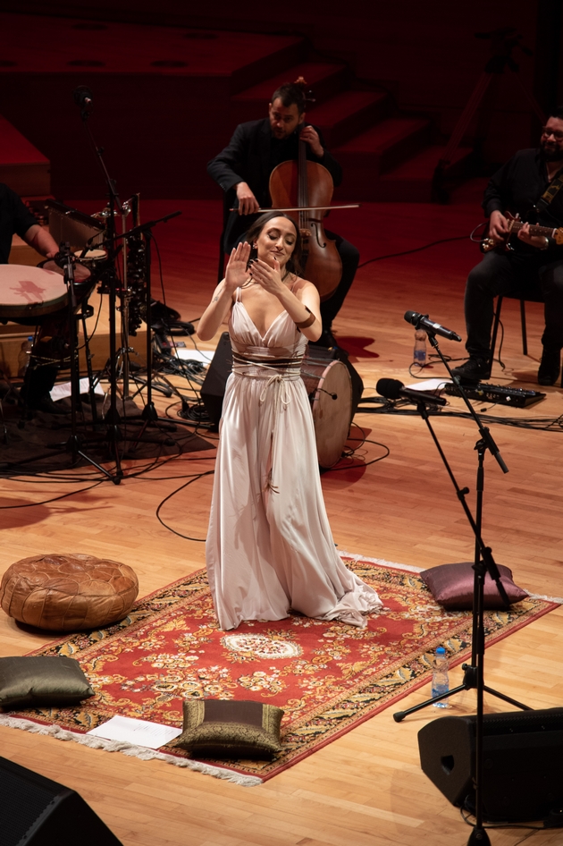 muzichkoto-patuvanje-kadifeno-na-vokalistkata-zarina-prvasevda-zaedno-so-svetskite-virtuozi-dzhenk-erdogan-i-ahmet-alan-vo-filharmonija-na-20-dekemvri-02.JPG